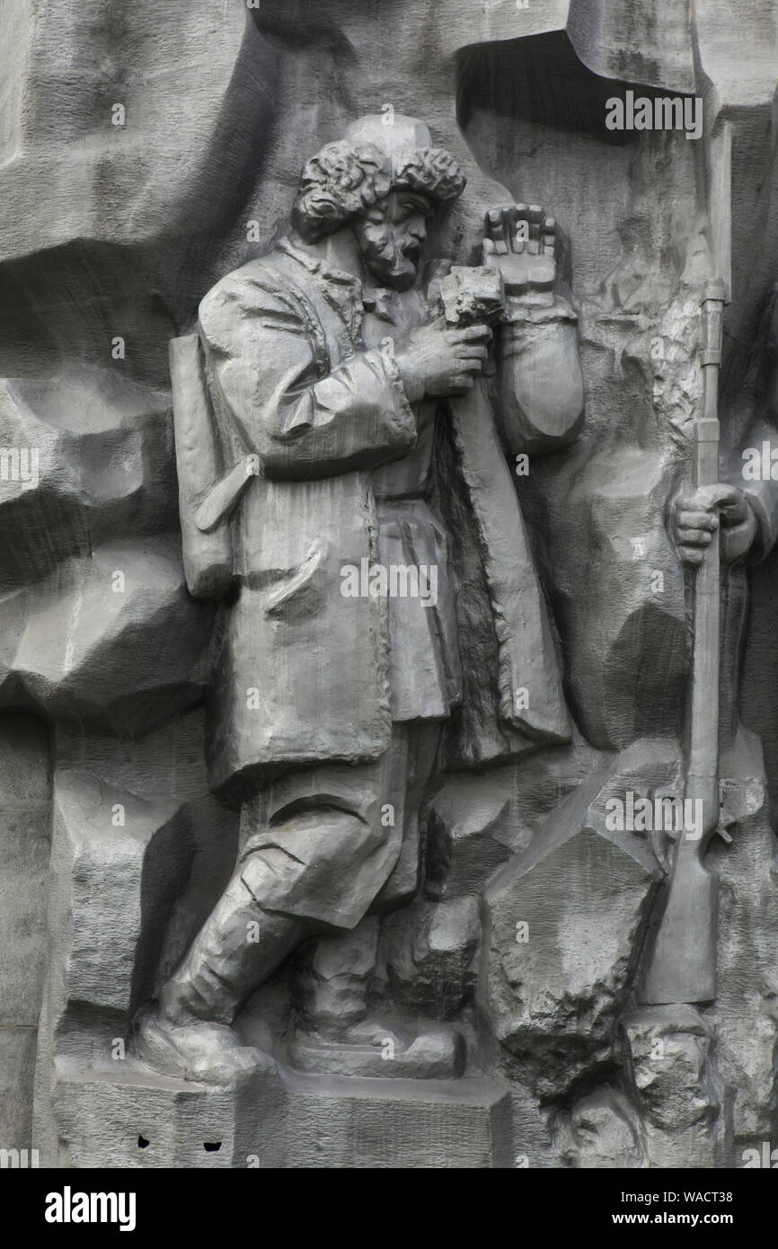 Ural Bauer Yerofey Markov, der den ersten Goldvorkommen in Russland im Jahre 1745, entdeckte im großen Maßstab metall Relief dargestellt mit dem Titel "Die Geburt der Stadt' in Jekaterinburg, Russland. Die konkreten Hochrelief mit der Geschichte der Stadt gewidmet wurde vom russischen Bildhauer Pjotr Sharlaimov konzipiert und im Jahr 1923 zum ersten Mal vorgestellt auf dem Damm der Stadt Teich (Plotinka). 1960, das Relief wurde entfernt und vernichtet. Es war wieder rekonstruiert und stellte in den 1980er Jahren. In 2017 wird die konkrete Erleichterung war durch das Metall ersetzt. Stockfoto