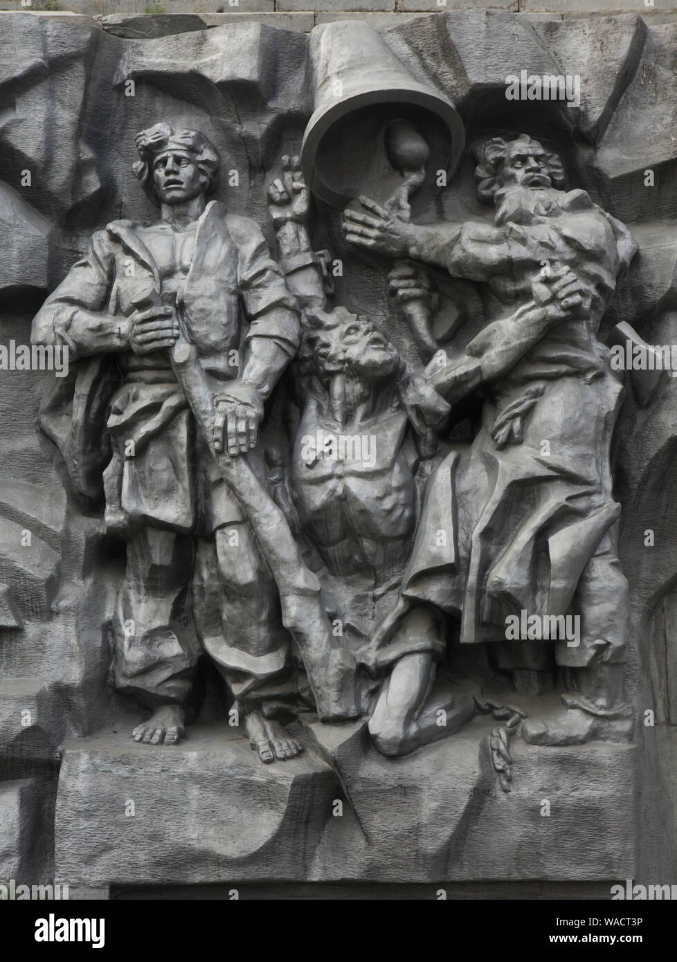 Raskolniki (Altgläubigen), die an der Jekaterinburg Eisen gearbeitet - die Anlage im großen Maßstab metall Relief dargestellt mit dem Titel "Die Geburt der Stadt' in Jekaterinburg, Russland. Die konkreten Hochrelief mit der Geschichte der Stadt gewidmet wurde vom russischen Bildhauer Pjotr Sharlaimov konzipiert und im Jahr 1923 zum ersten Mal vorgestellt auf dem Damm der Stadt Teich (Plotinka). 1960, das Relief wurde entfernt und vernichtet. Es war wieder rekonstruiert und stellte in den 1980er Jahren. In 2017 wird die konkrete Erleichterung war durch das Metall ersetzt. Stockfoto