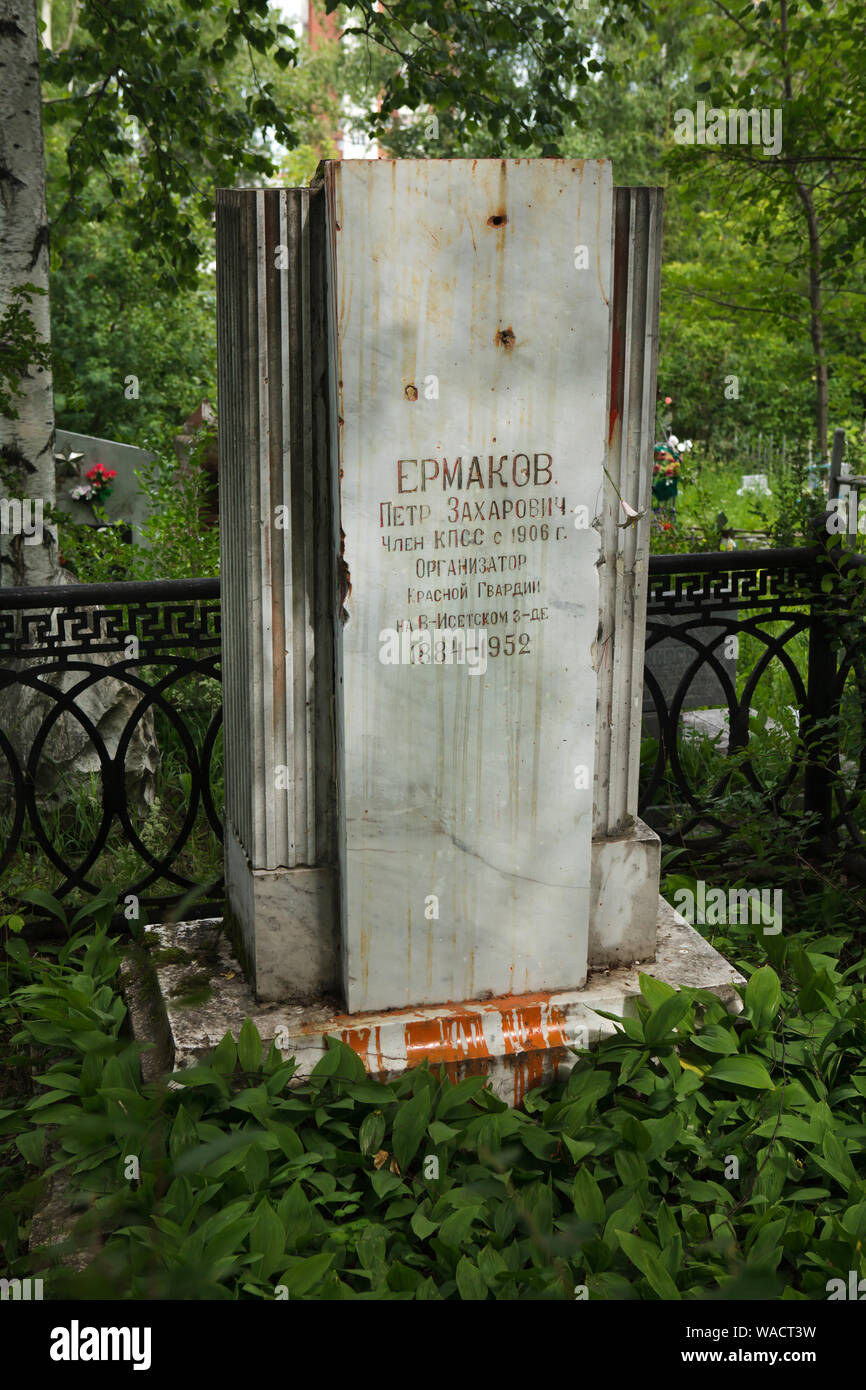 Grab von russischen bolschewistischen revolutionären Pjotr Yermakov (1884-1952) bei Ivanovskoye Friedhof in Jekaterinburg, Russland. Er ist bekannt als eine der Personen, die für die Ausführung der Romanow-dynastie in Jekaterinburg im Juli 1918, einschliesslich der abgesetzte Zar Nikolaus II., seine Frau, ihren Kindern und ihrem Gefolge. Nach seinen eigenen Erinnerungen, die er persönlich getötet Zar Nikolaus II. und seiner Frau. Der Grabstein wurde durch die symbolische Einschusslöcher und blutigen rote Farbe in den 80er Jahren zerstört. Stockfoto