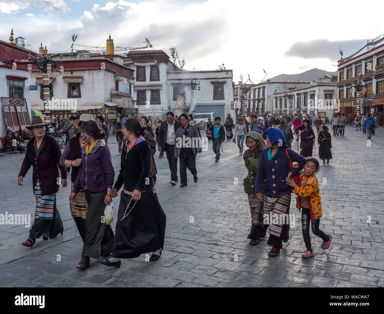 Tibeter Durchführung der Barkhor Kora (zu Fuß im Uhrzeigersinn rund um den Jokhang Tempel) Stockfoto