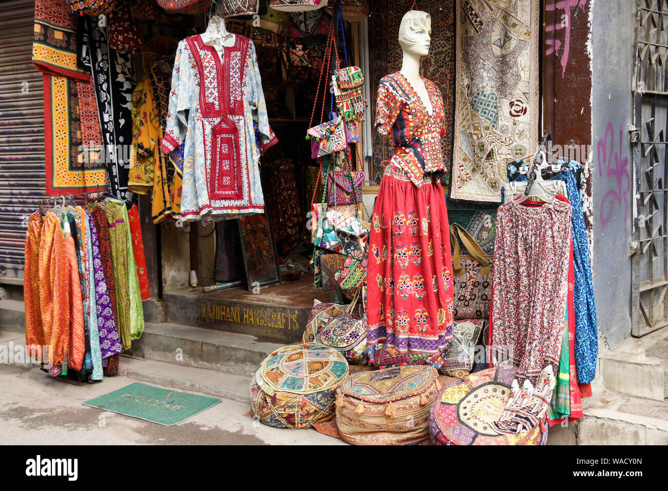 Indische Kleidung und Kunsthandwerk im Shop angezeigt, Thamel Bezirk von  Kathmandu, Nepal Stockfotografie - Alamy