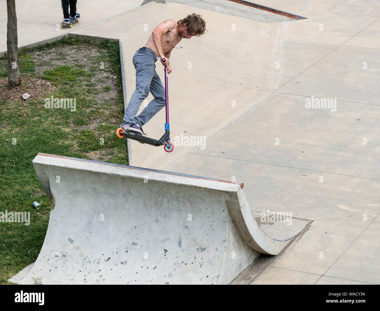 Junger Mann reiten Roller auf Skate park Hindernis. Grant Park, Chicago, Illinois. Stockfoto