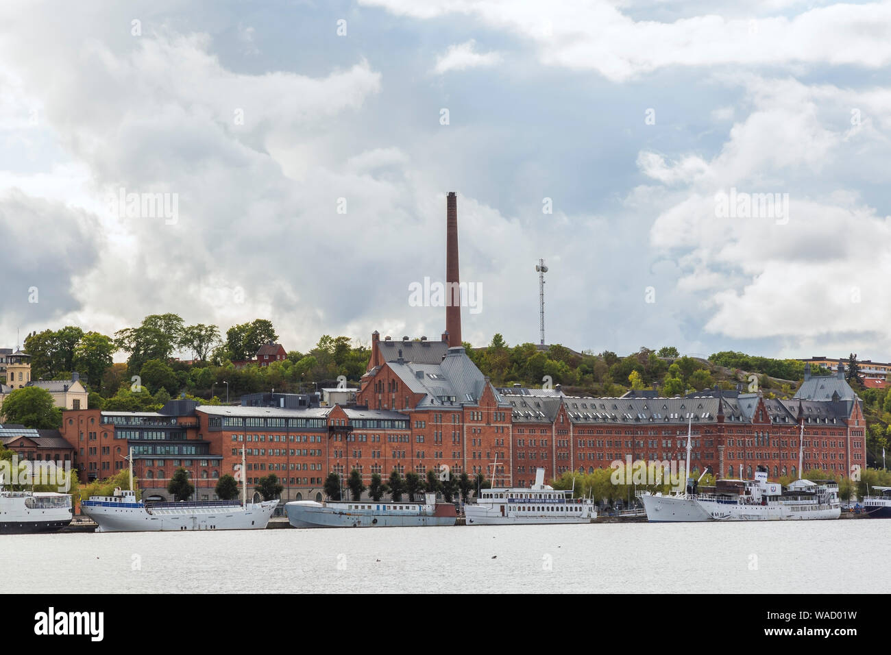 Günstig Chartern von Schiffen und großen roten Backsteingebäude am Wasser, See Malaren, Stockholm, Schweden, Europa Stockfoto
