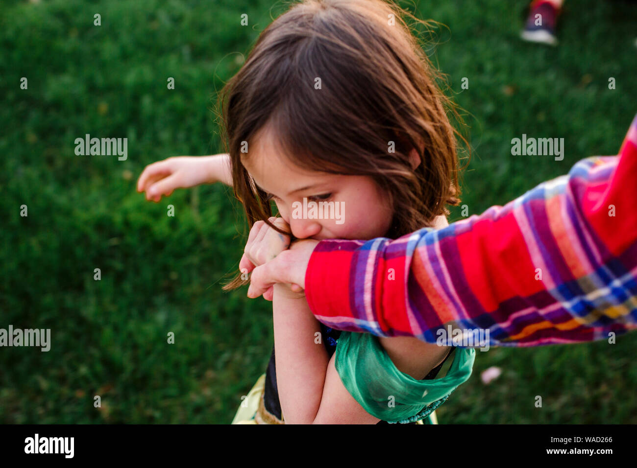 Oben auf der Hand ein süßes kleines Mädchen, dass Eltern und küssen Es Stockfoto