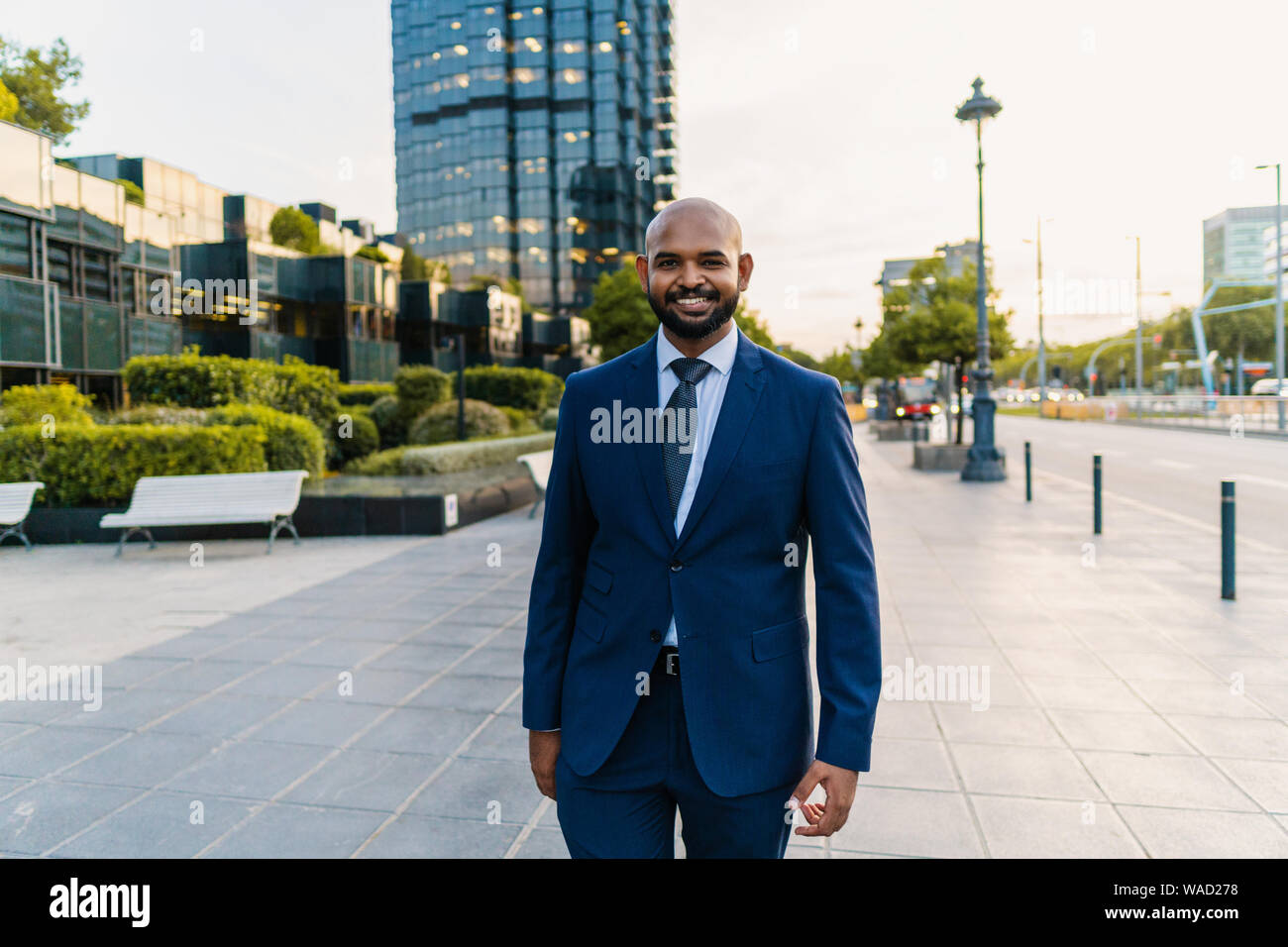 Indischer Geschäftsmann trägt blaue Anzug zu Fuß in der Nähe von Büro oder Hotel Stockfoto