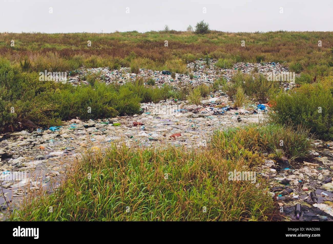 Schwarzes Wasser und Verschmutzung auf den Fluss führen aus Abfällen von der Fabrik Stockfoto