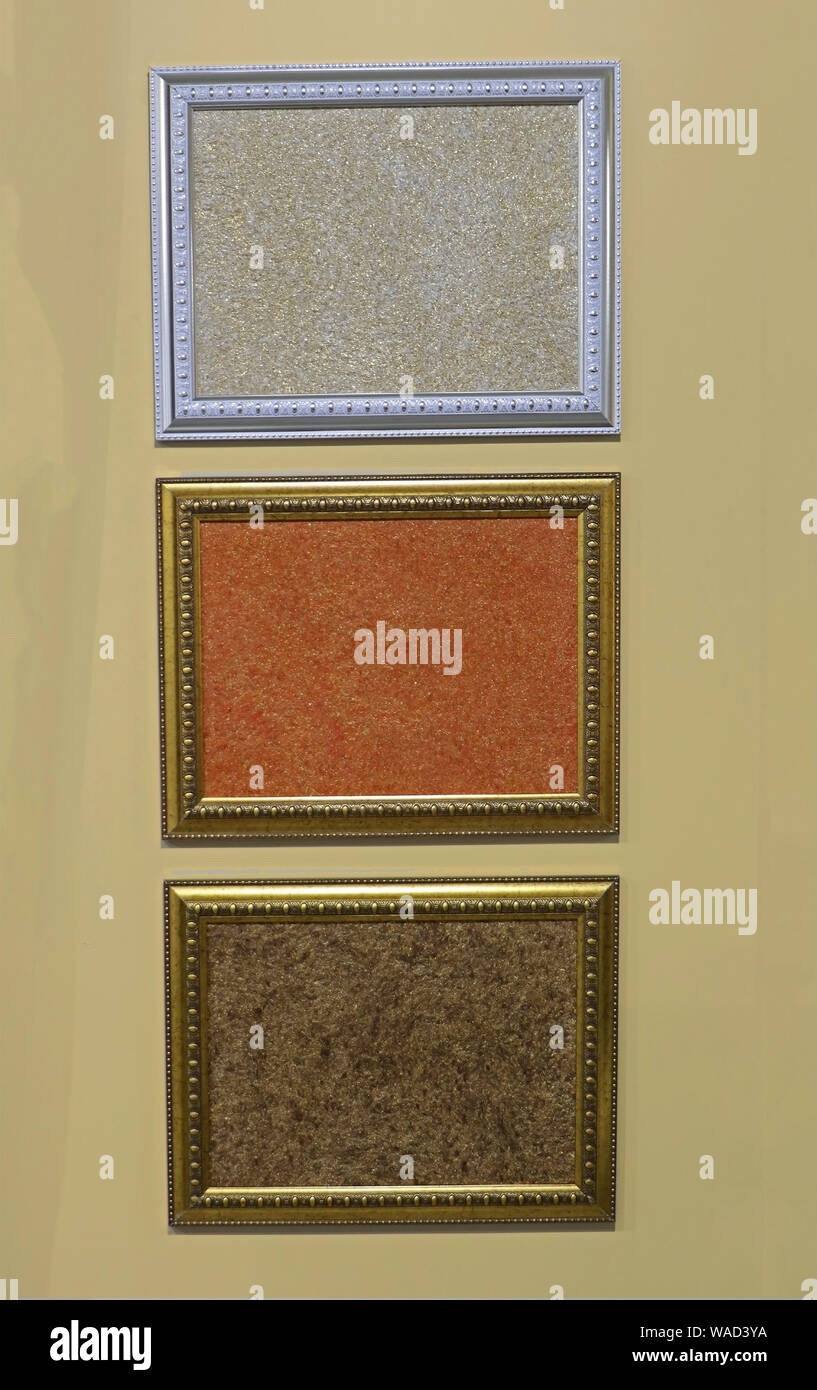 Drei Bilderrahmen mit Gold und Silber Kanten auf die gelbe Wand Stockfoto