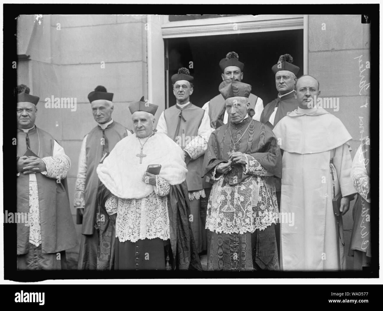Dominikanische HAUS VON STUDIEN KAPELLE, Katholische Universität. Kardinäle FARLEY UND GIBBONS IN DER KAPELLE. Hinten - BISCHOF CORRIGAN VON BALTIMORE; Msgr. MACKIN, MONS. THOMAS; nicht identifizierte; BISCHOF Stockfoto