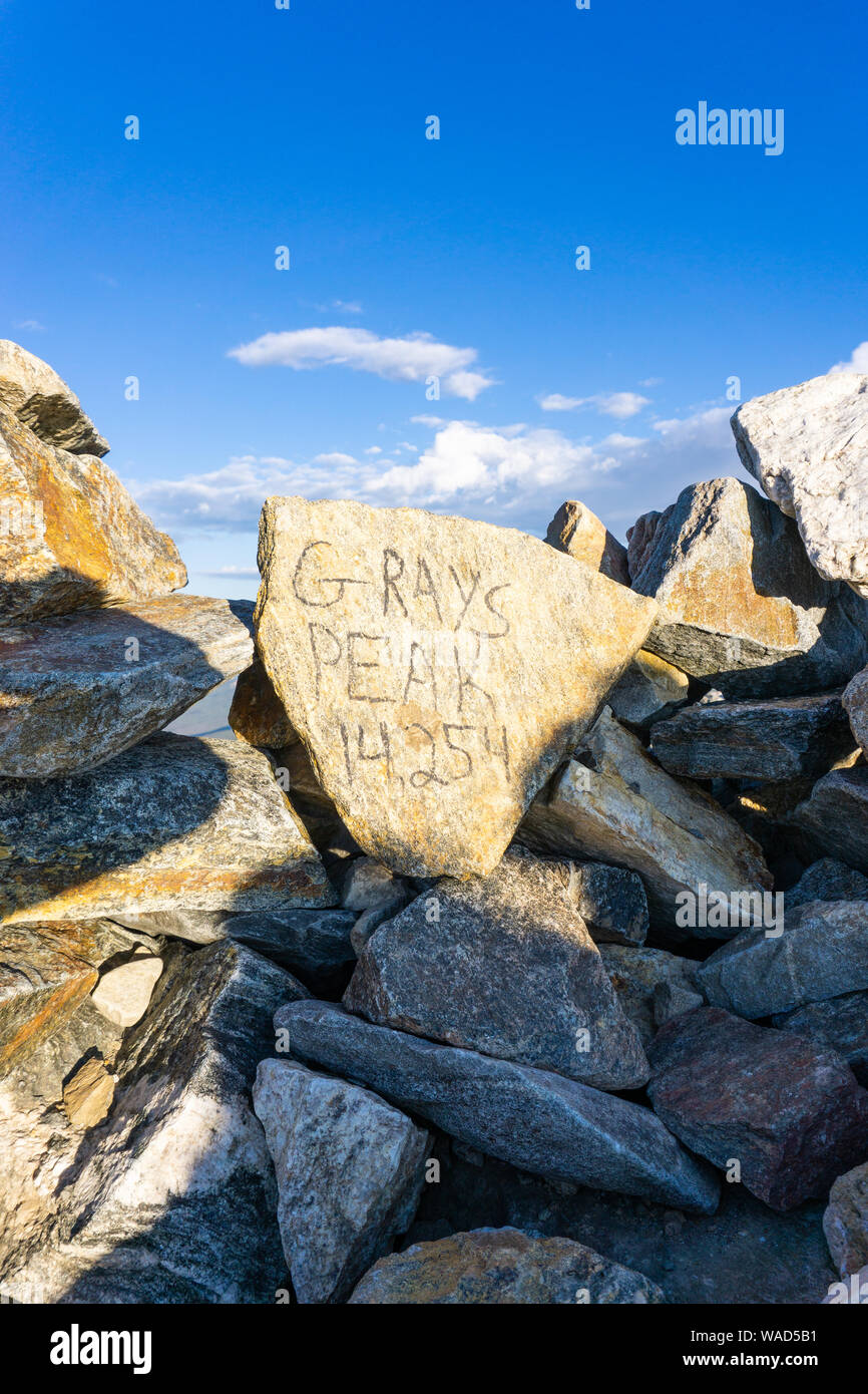 Felsen auf dem Gipfel Grey's Peak Kennzeichnung, Colorado fourteener Stockfoto