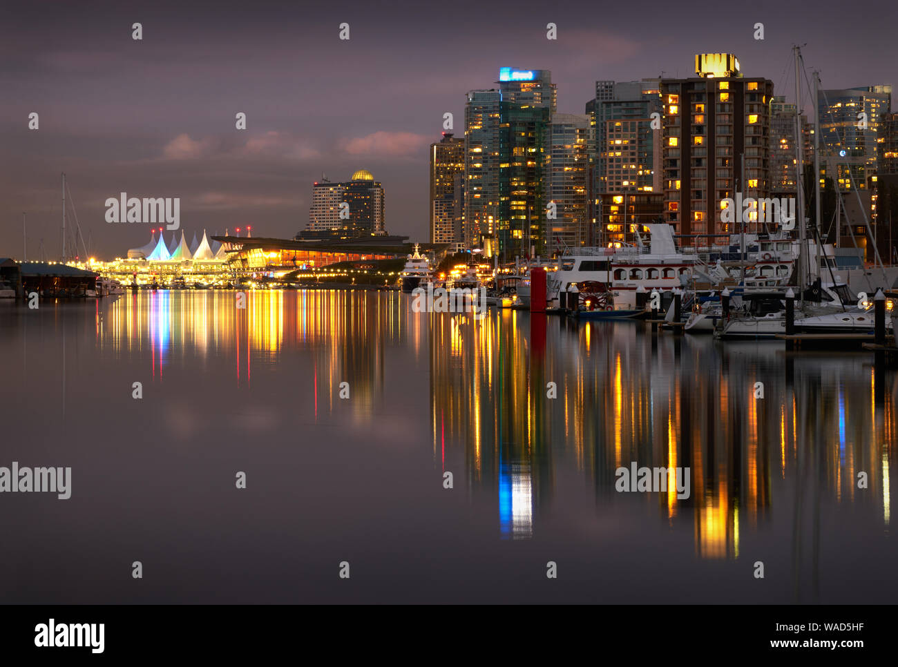 Kohle Hafen in der Dämmerung leuchtet. Die Skyline von Vancouver spiegelt in Kohle Hafen bei Nacht. British Columbia, Kanada. Stockfoto