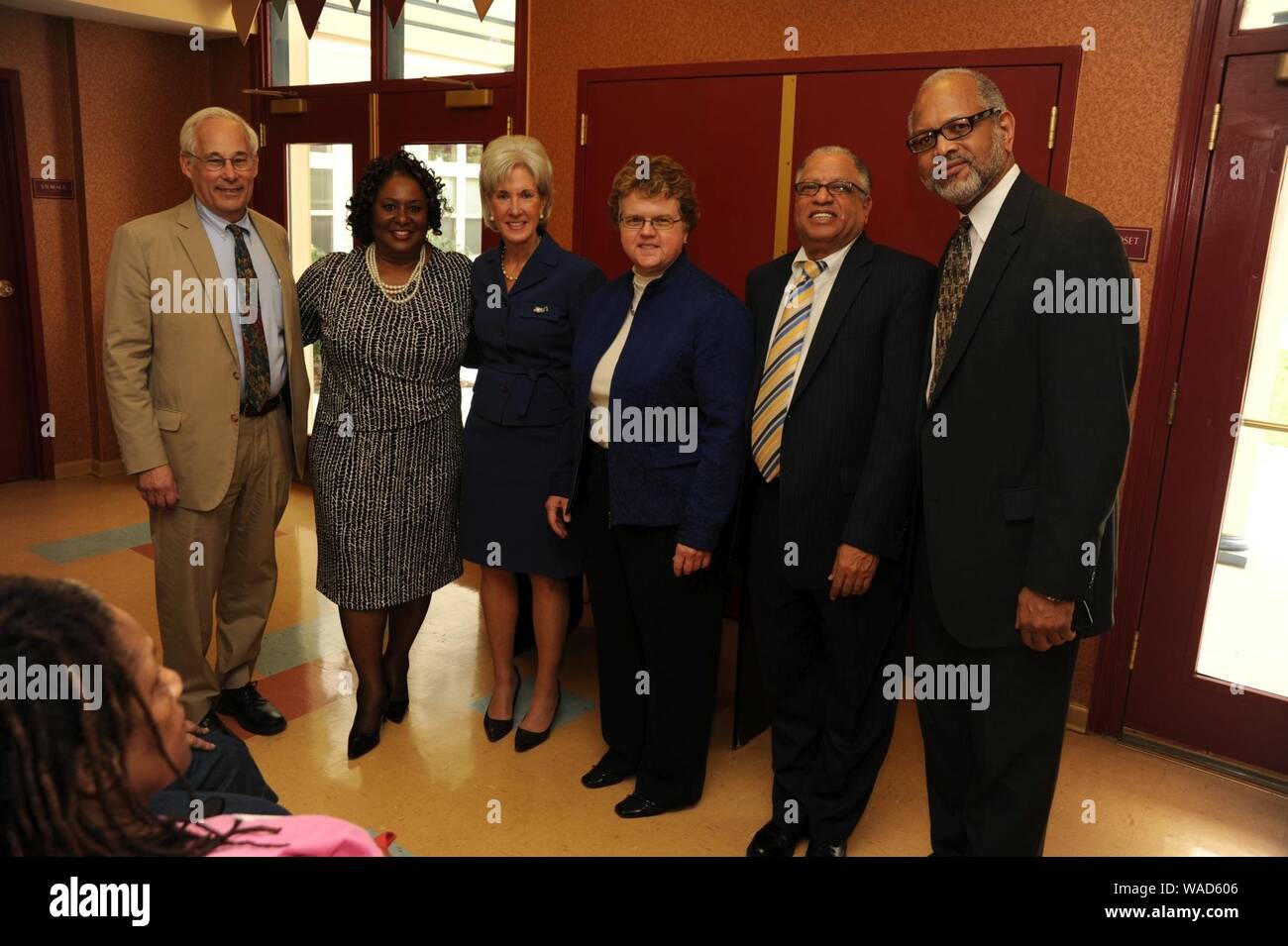 Don Berwick, HHS Secretary Sebelius, Kathy Greenlee und Personal von der Arthur Capper Senior Center posieren für ein Foto. Stockfoto