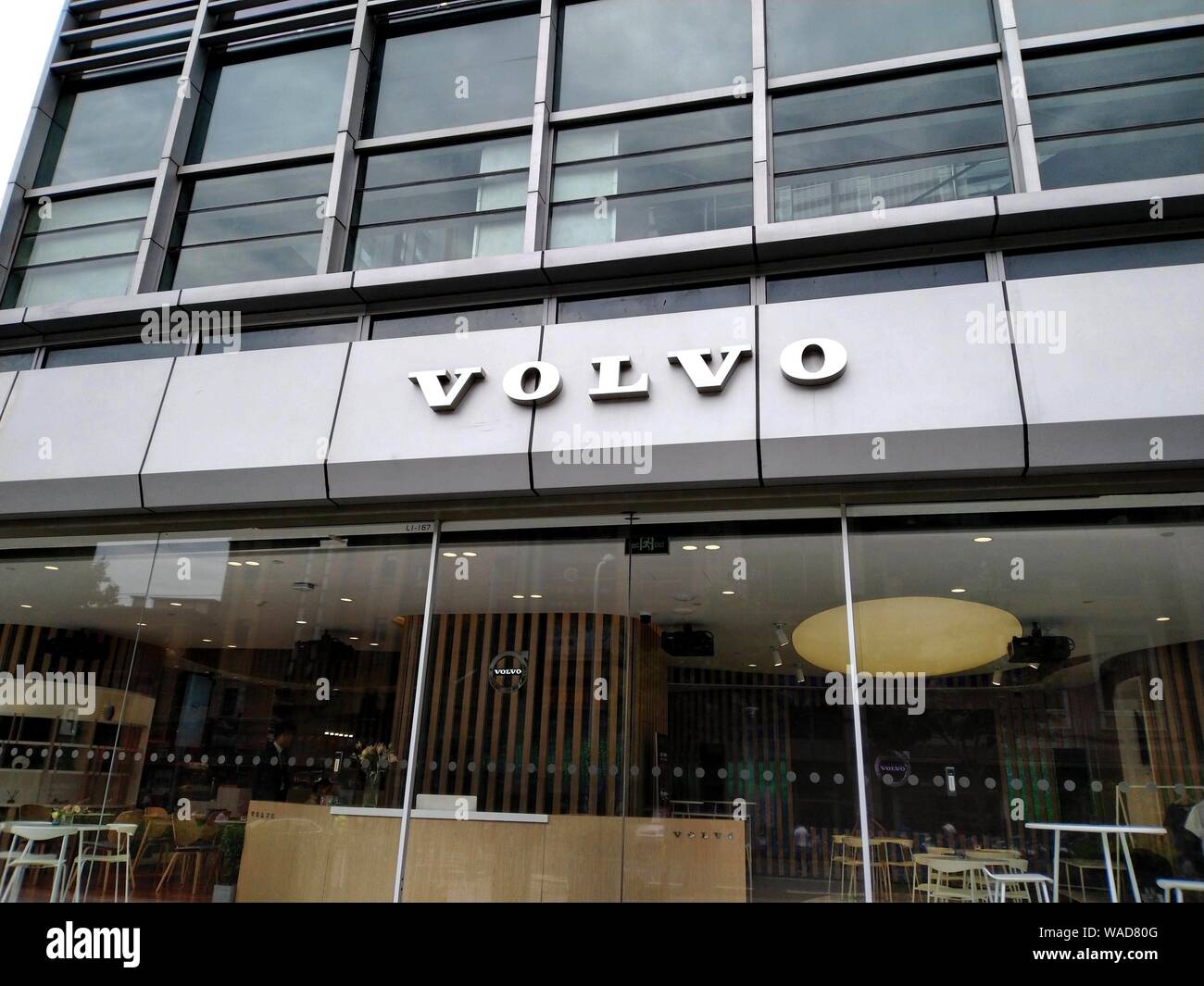 ---- Blick auf einer Händlerniederlassung Store von Volvo in Shanghai, China, 2. Juli 2019. Volvo Cars verstärkt Kostensenkungsprogramm, um ein Tropfen der Pr in den Rückwärtsgang Stockfoto