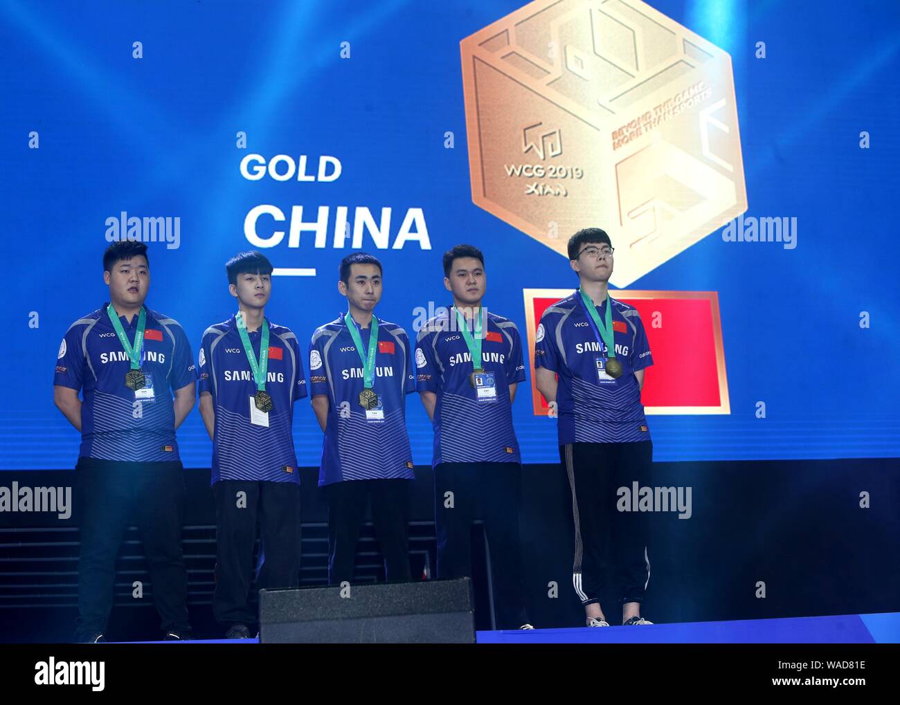 Chinesische Teilnehmer posieren mit ihren Goldmedaillen während der WCG 2019 Finale in der Stadt Xi'an, Provinz Shaanxi im Nordwesten Chinas, 21. Juli 2019. Chinesisch Stockfoto