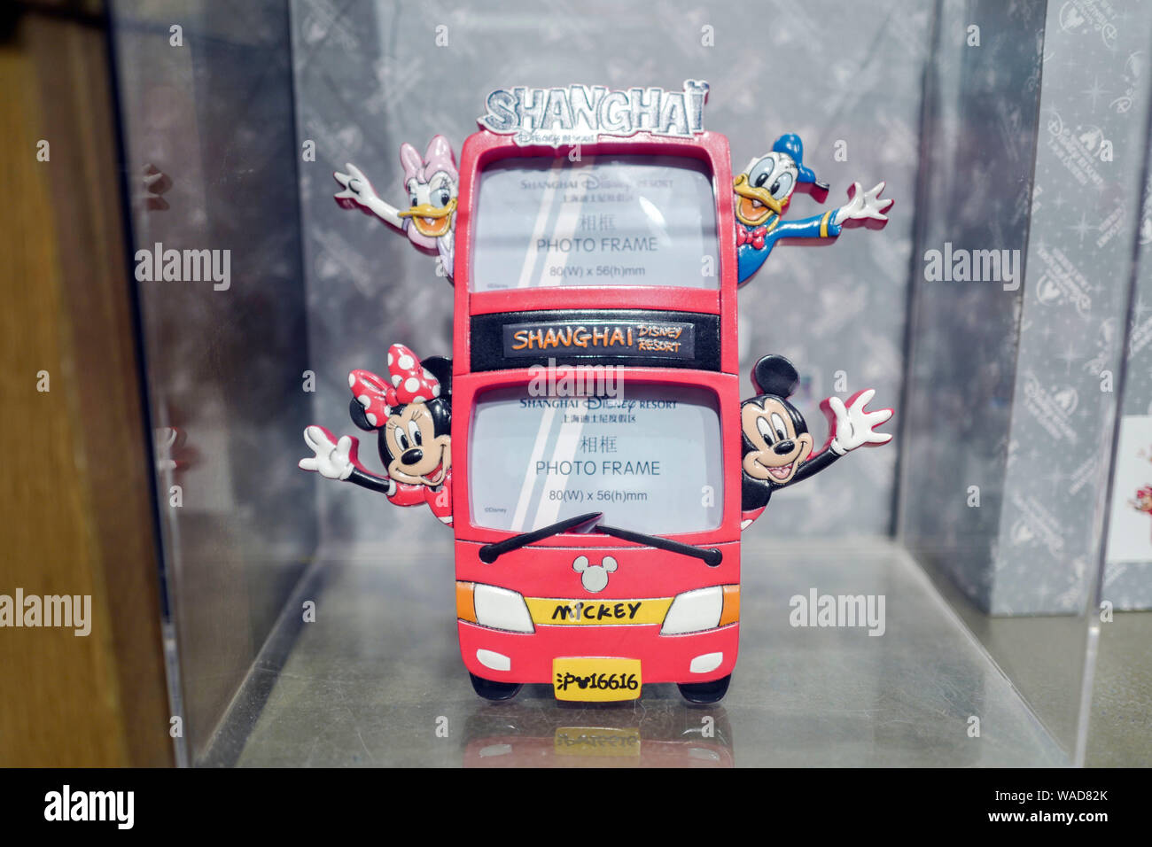 Mickey Mouse - thematische Reihen mit Shanghai Dialekt sind für den Verkauf in der Shanghai Disneyland an der Shanghai Disney Resort in Shanghai, China, 11. Juli Stockfoto