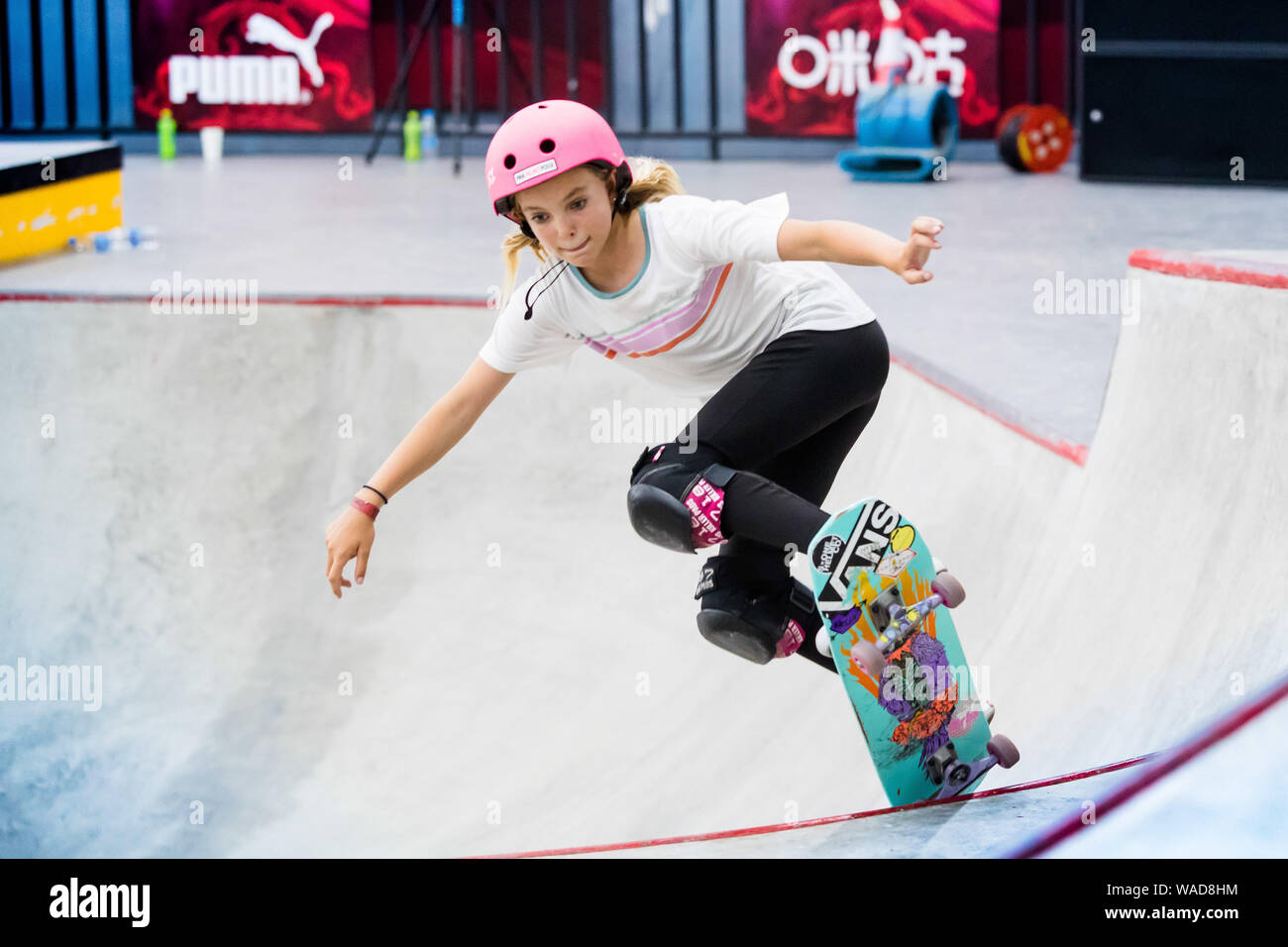 Ein Spieler nimmt Teil an einem Training vor der Internationalen Skateboarding Open der Park Skateboarding World Championships 2019 in Nanjing city Stockfoto