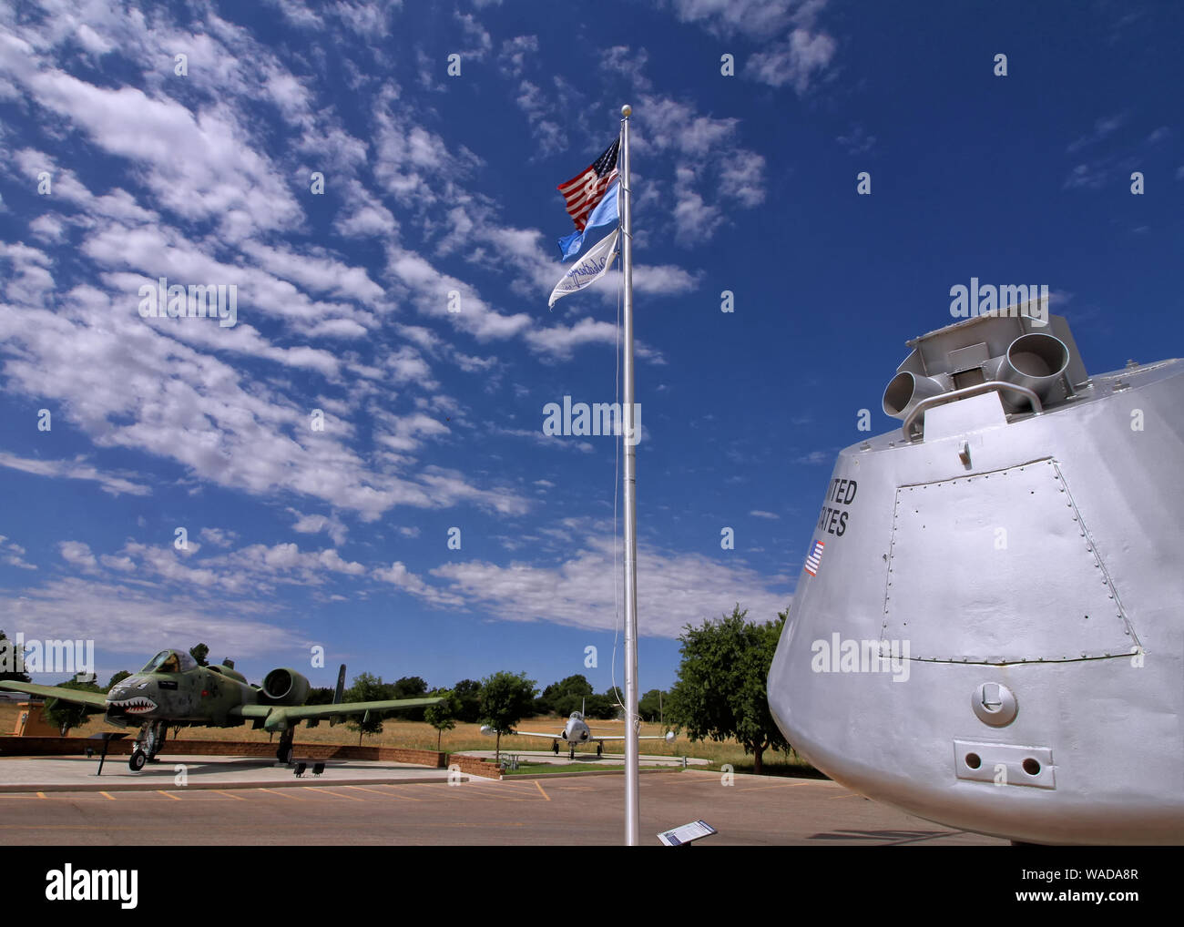 Ein erklärender von Apollo und zwei historische Flugzeuge stehen außerhalb der Stafford Air und Space Museum in Weatherford Oklahoma. Stockfoto