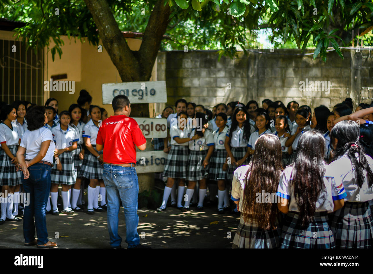 Latein Lehrer sprechen an Studenten der guatemaltekischen College Stockfoto