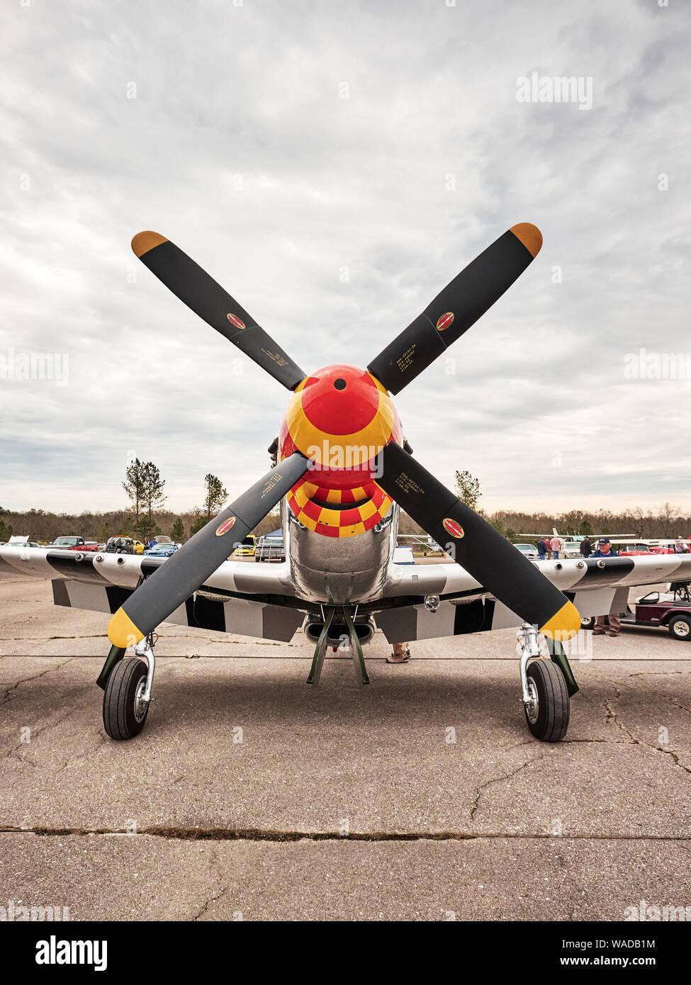 Geparkt vintage American P51 Mustang fighter Flugzeug, die Ai nicht Misbehaven, AUS DEM ZWEITEN WELTKRIEG Ära in Bessemer Alabama, USA. Stockfoto