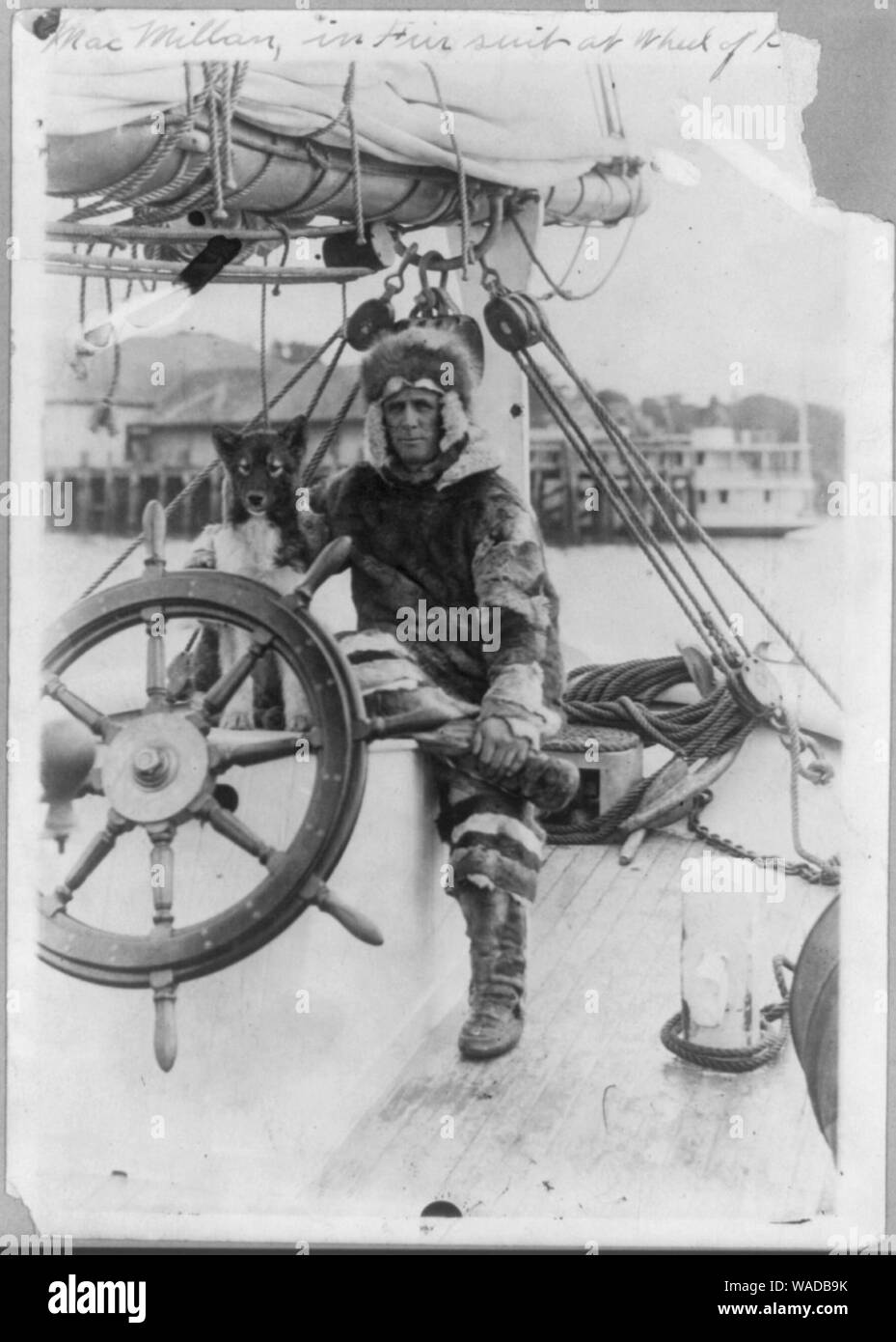 Donald MacMillan in Fell, am Steuer des Schiffes Bowdoin Stockfoto