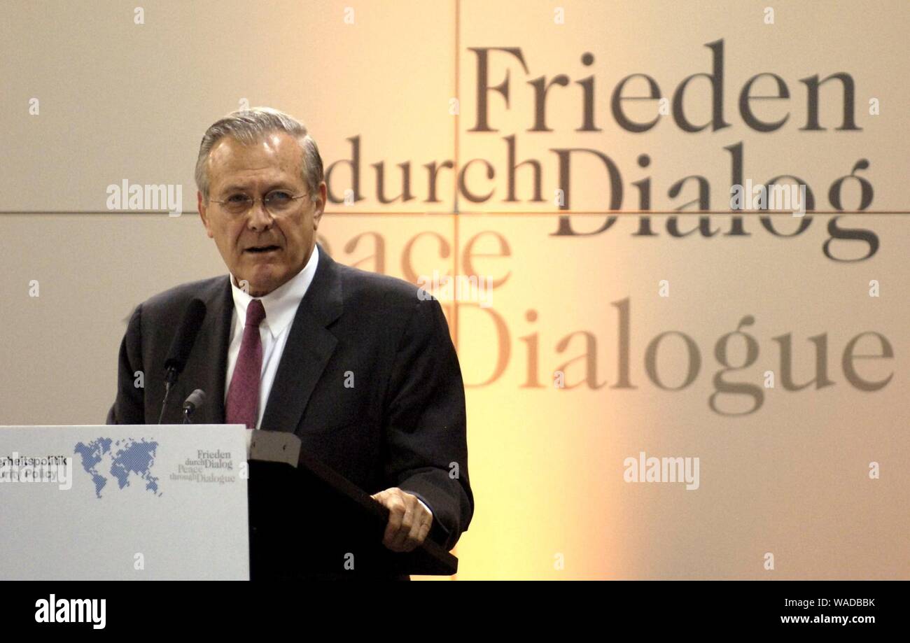 Donald Rumsfeld spricht auf der 42. Muenchner Sicherheitskonferenz 2006 (2). Stockfoto