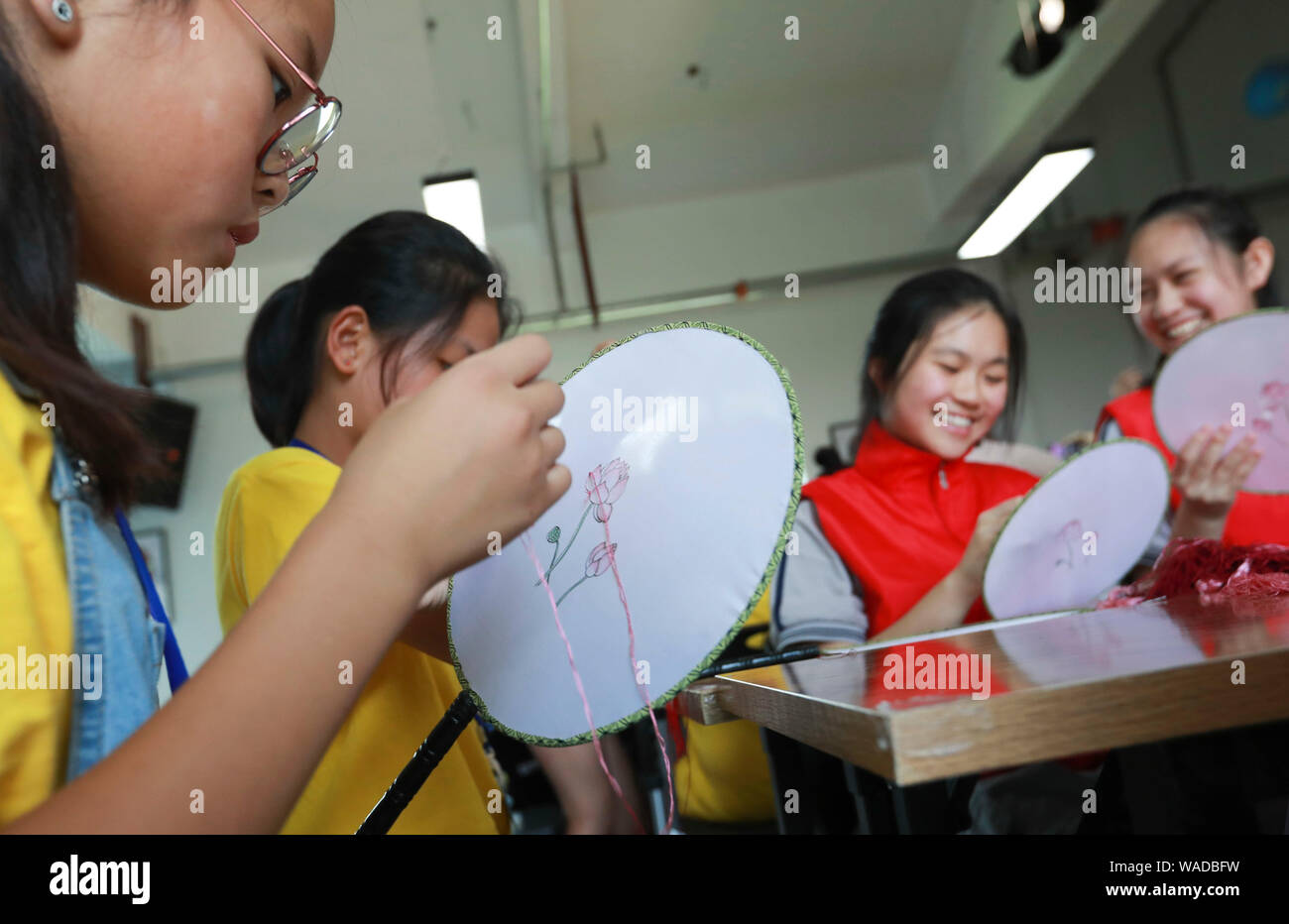 Overseas Chinese Teenager von 'Root - Suchen in China Sommer Camp Erfahrung lokales immaterielles Kulturerbe, einschließlich Reis Gravur, Papier-cuttin Stockfoto
