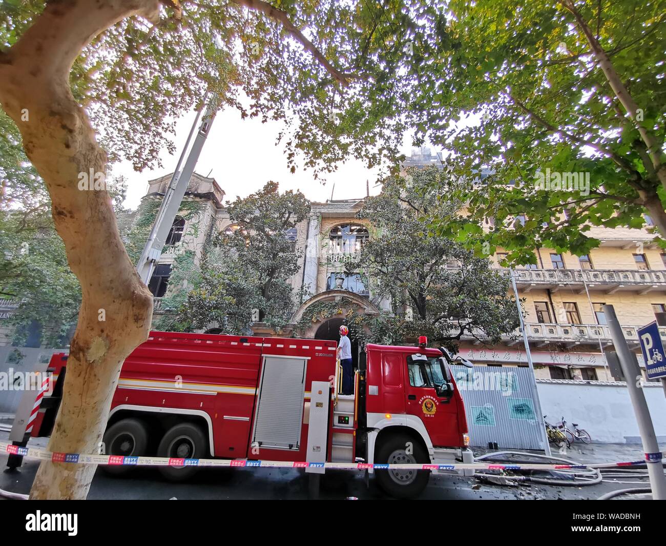 Chinesische Feuerwehrmänner spritzen das Wasser das Feuer zu