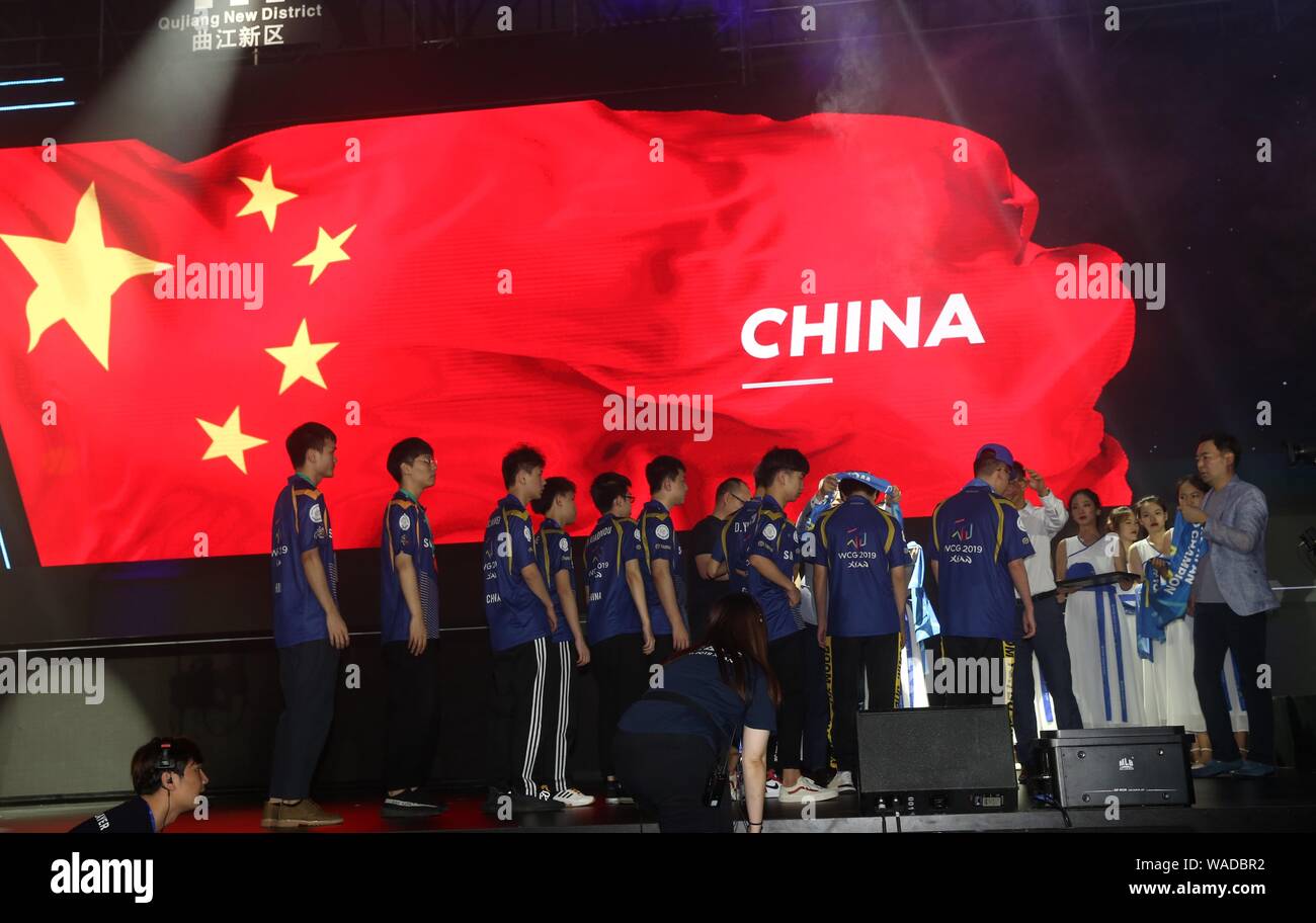 Chinesische Teilnehmer stellen mit ihrer Trophäe während der WCG 2019 Finale in der Stadt Xi'an, Provinz Shaanxi im Nordwesten Chinas, 21. Juli 2019. Chinesische spielen Stockfoto