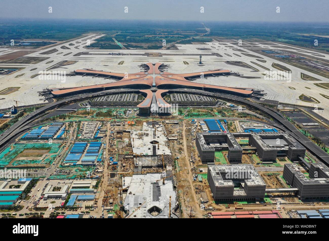 Luftaufnahme der Pekinger Daxing International Airport bei Sonnenuntergang in Peking, China, 29. Juni 2019. Bau der letzten Phase der Pekinger Daxing Stockfoto