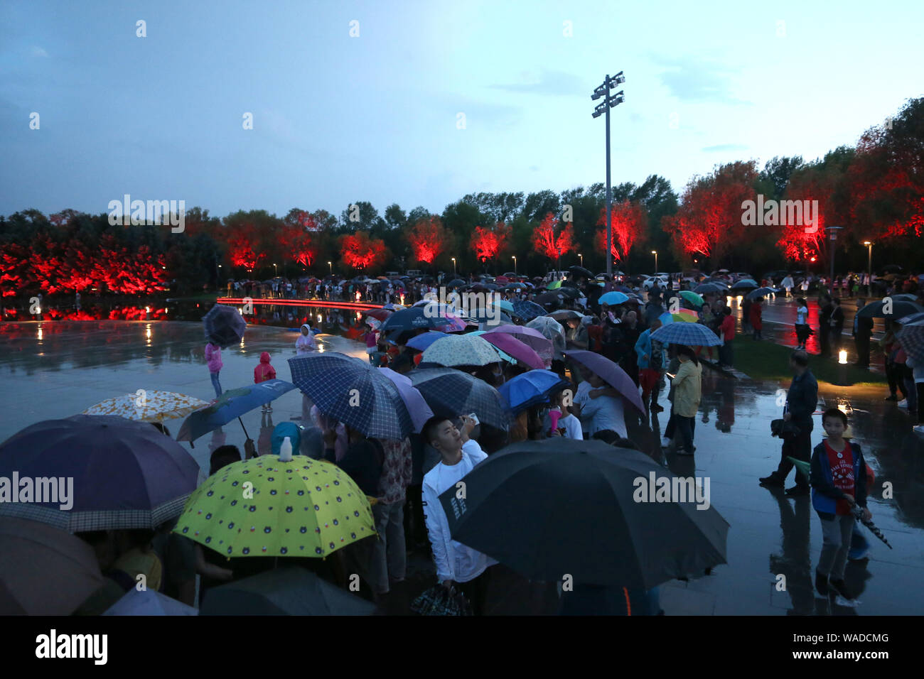 Über 2.000 Leute beobachten, die 60 Meter hohen musikalischen Fontäne während einer Lichtshow in der jingyuetan National Scenic Area in Changchun Stadt, im Nordosten Chi Stockfoto