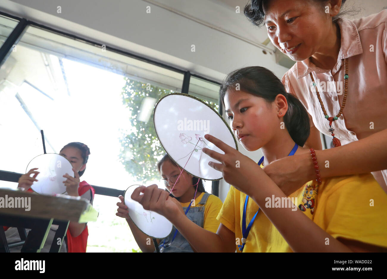 Overseas Chinese Teenager von 'Root - Suchen in China Sommer Camp Erfahrung lokales immaterielles Kulturerbe, einschließlich Reis Gravur, Papier-cuttin Stockfoto