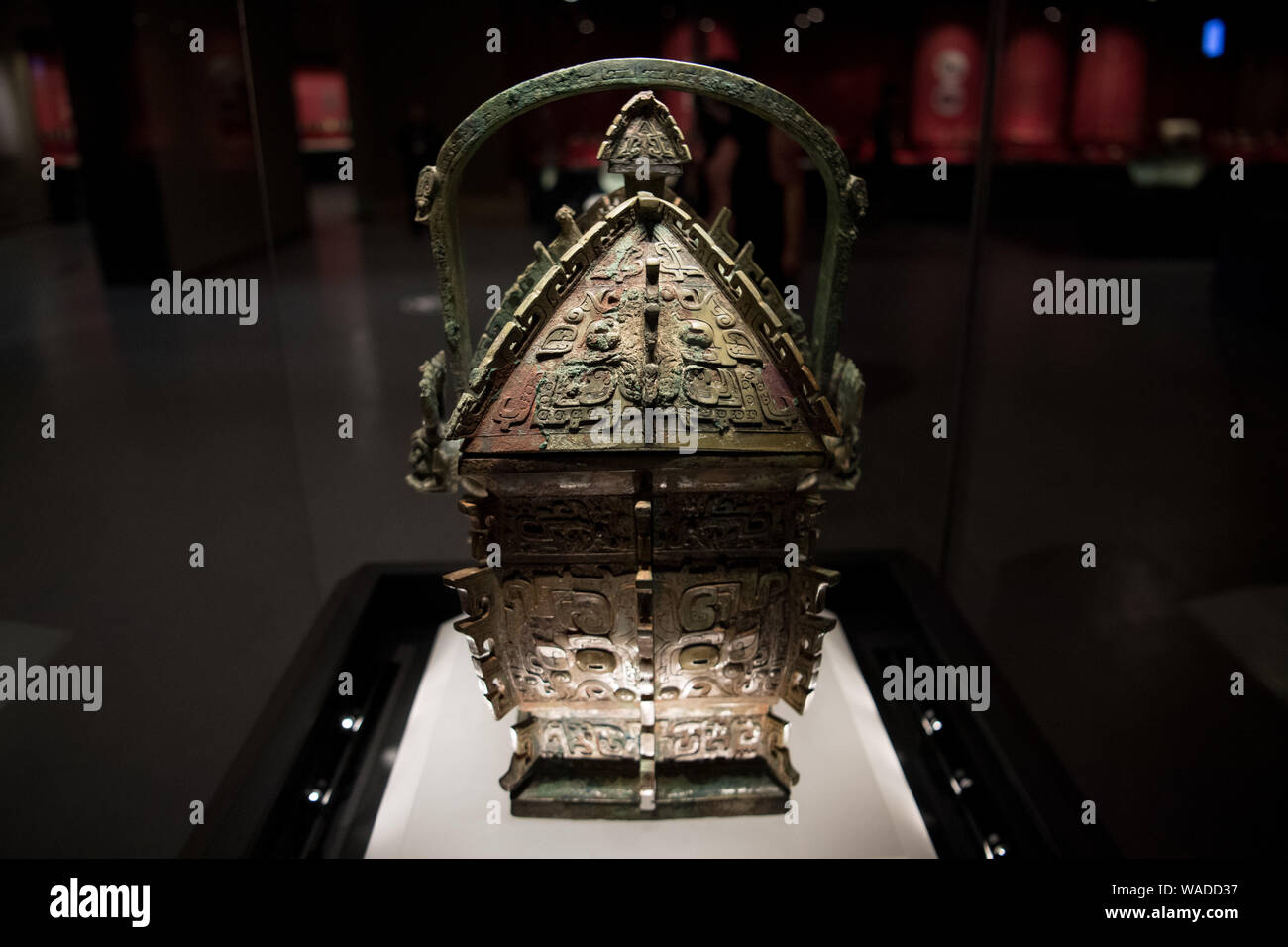 Die bronze Ware 'Yifangyi', eine quaderförmige Container als Trinkgefäß in den alten Zeiten mit Tier-face-Muster und gleichen Inschriften auf Sie, Stockfoto