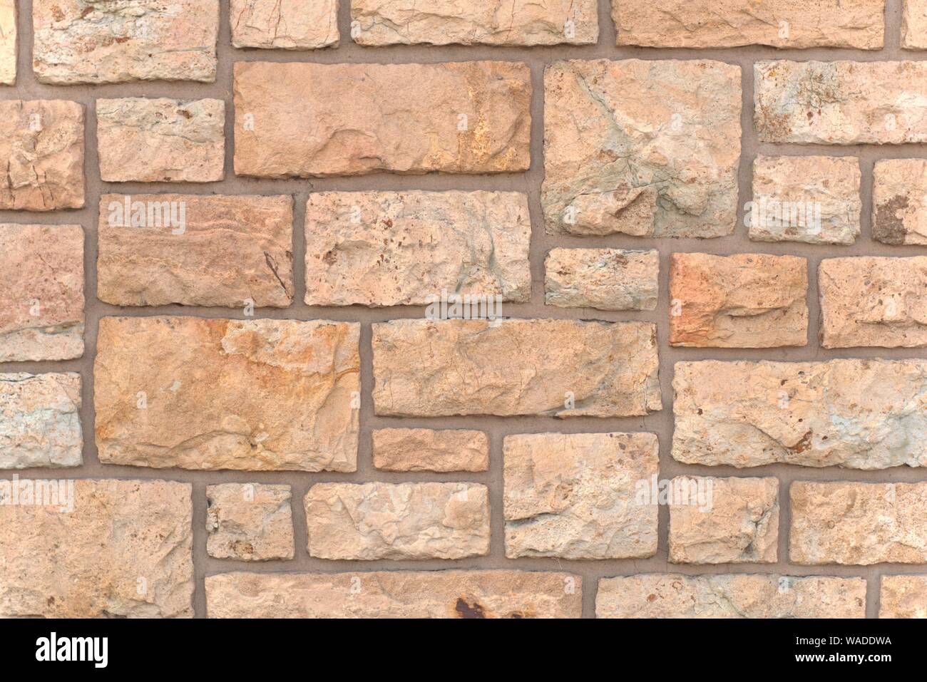 Unbehandelte Steinmauer, Muster von quadratischen Steinen. Textur Detail. Stockfoto