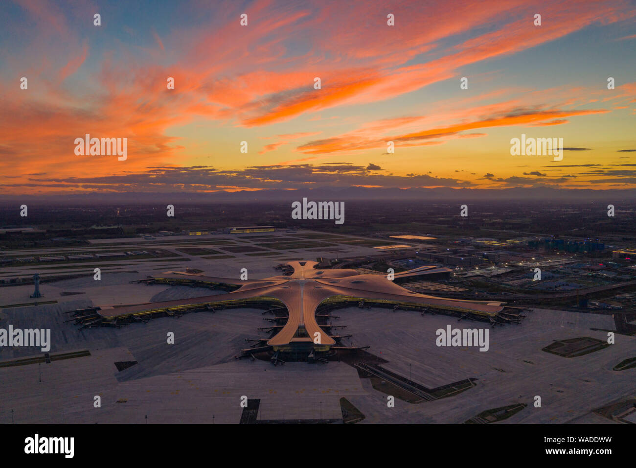 Luftaufnahme der Pekinger Daxing International Airport bei Sonnenuntergang in Peking, China, 29. Juni 2019. Bau der letzten Phase der Pekinger Daxing Stockfoto