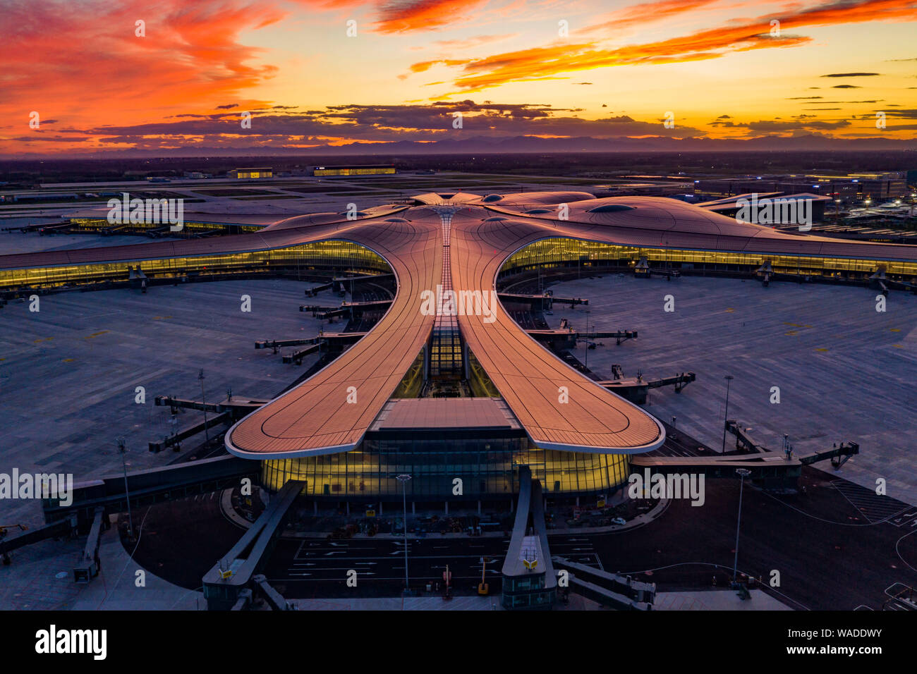 Luftaufnahme der Pekinger Daxing International Airport bei Sonnenuntergang in Peking, China, 29. Juni 2019. Bau der letzten Phase der Pekinger Daxing Stockfoto