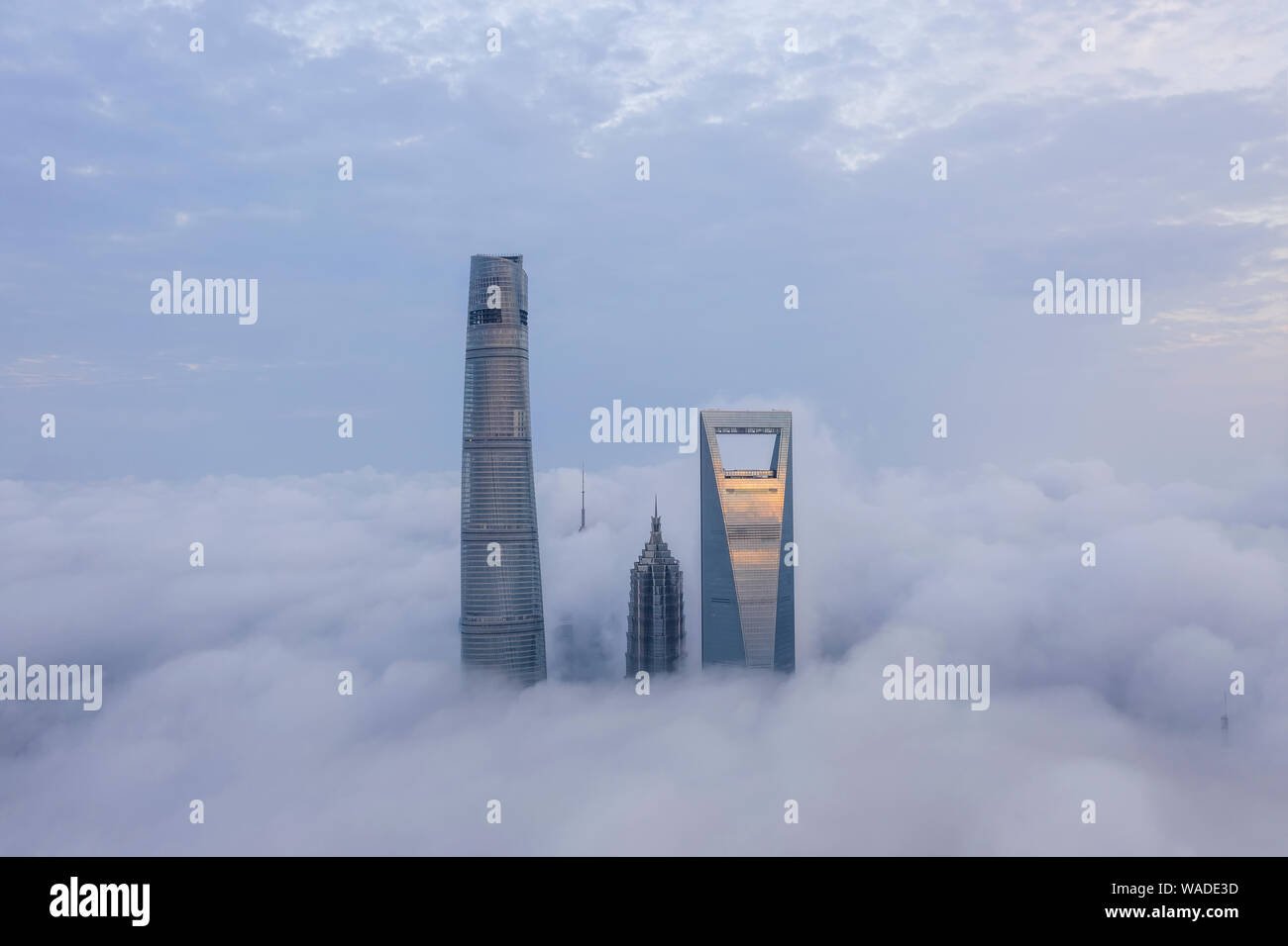 Wolkenkratzer am Bund aufrecht durch Cloud in Shanghai, China, 16. Juli 2019. Stockfoto