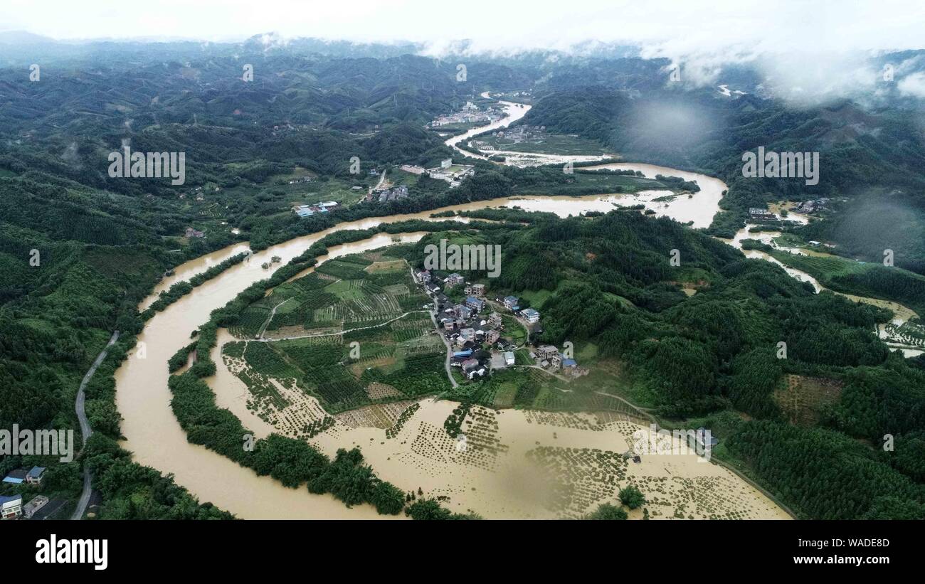 Felder, die von Hochwasser durch schwere Unwetter in Longmiao Dorf verursacht versenkt werden, Dajiang Stadt, Rong'an county, Liuzhou, South China Guangxi Zh Stockfoto