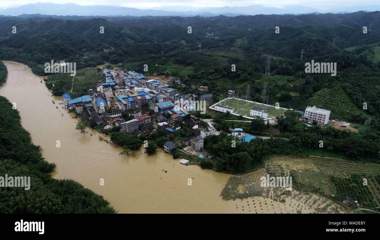 Felder, die von Hochwasser durch schwere Unwetter in Longmiao Dorf verursacht versenkt werden, Dajiang Stadt, Rong'an county, Liuzhou, South China Guangxi Zh Stockfoto