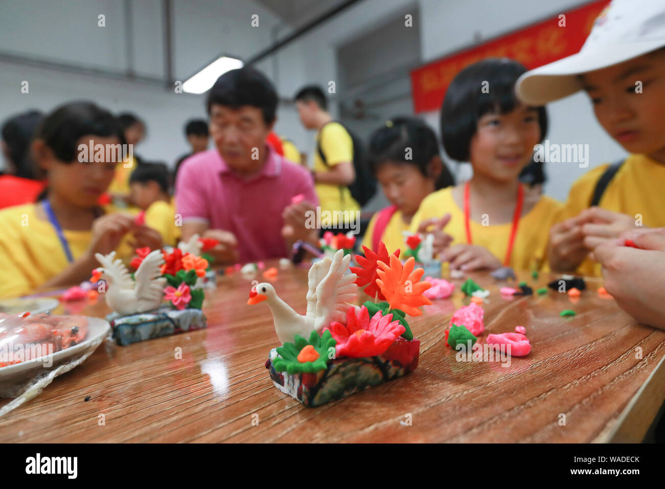 Overseas Chinese Teenager von 'Root - Suchen in China Sommer Camp Erfahrung lokales immaterielles Kulturerbe, einschließlich Reis Gravur, Papier-cuttin Stockfoto