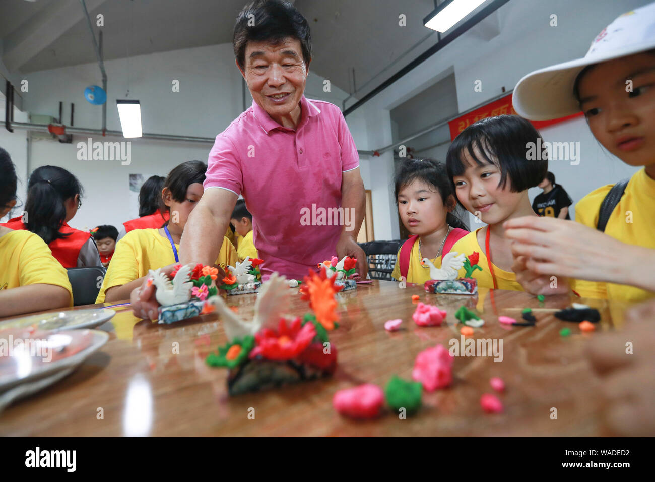 Overseas Chinese Teenager von 'Root - Suchen in China Sommer Camp Erfahrung lokales immaterielles Kulturerbe, einschließlich Reis Gravur, Papier-cuttin Stockfoto