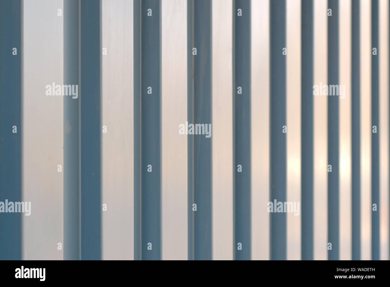 Vertikale Linien auf eine geriffelte Oberfläche aus Metall. Abstrakte Muster. Stockfoto