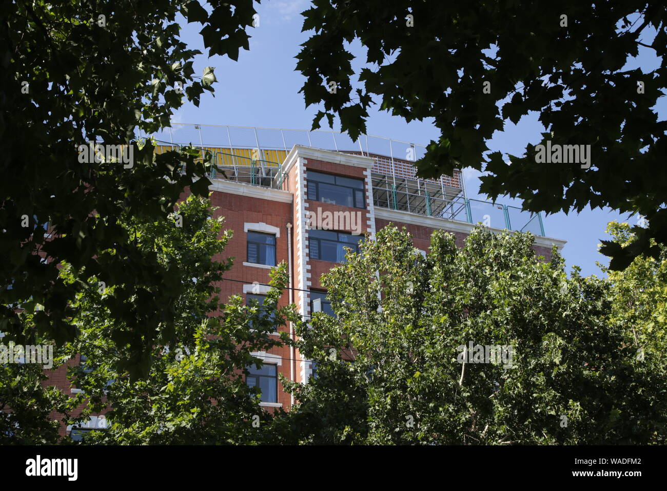 Blick auf das Skigebiet auf dem Dach eines Gebäudes an der Shijiazhuang Fremdsprachen Institut in Shijiazhuang Stadt gebaut, in Nordchina Hebei pro Stockfoto