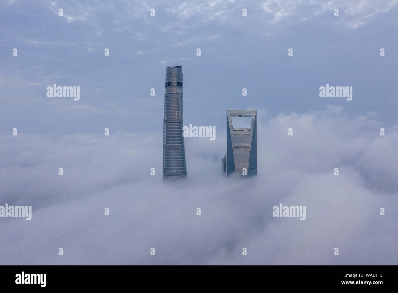 Wolkenkratzer am Bund aufrecht durch Cloud in Shanghai, China, 16. Juli 2019. Stockfoto