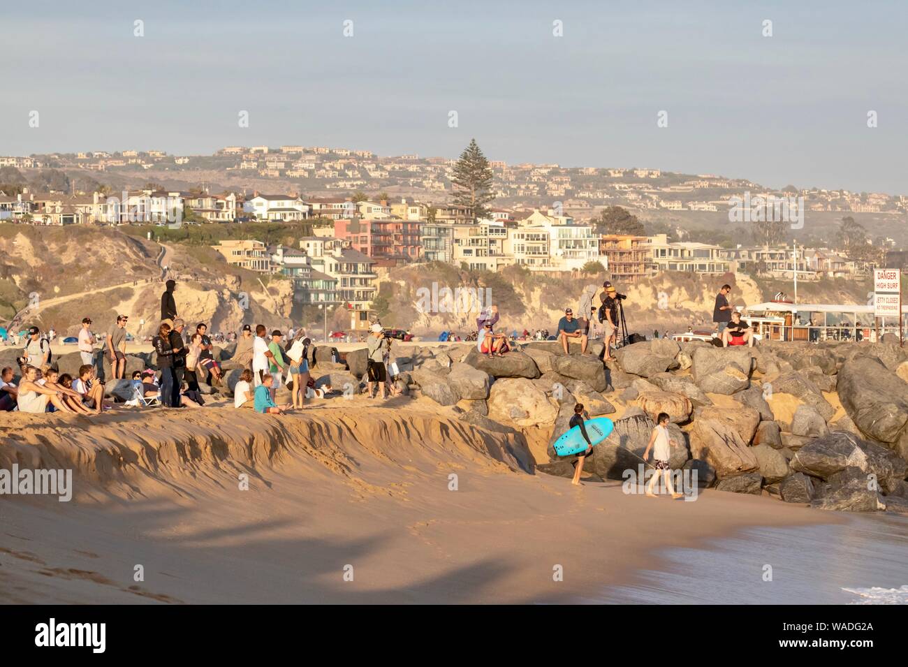 Zuschauer an der Keil in Newport Beach, Kalifornien betrachten Menschen Bodyboard und Surfen Stockfoto