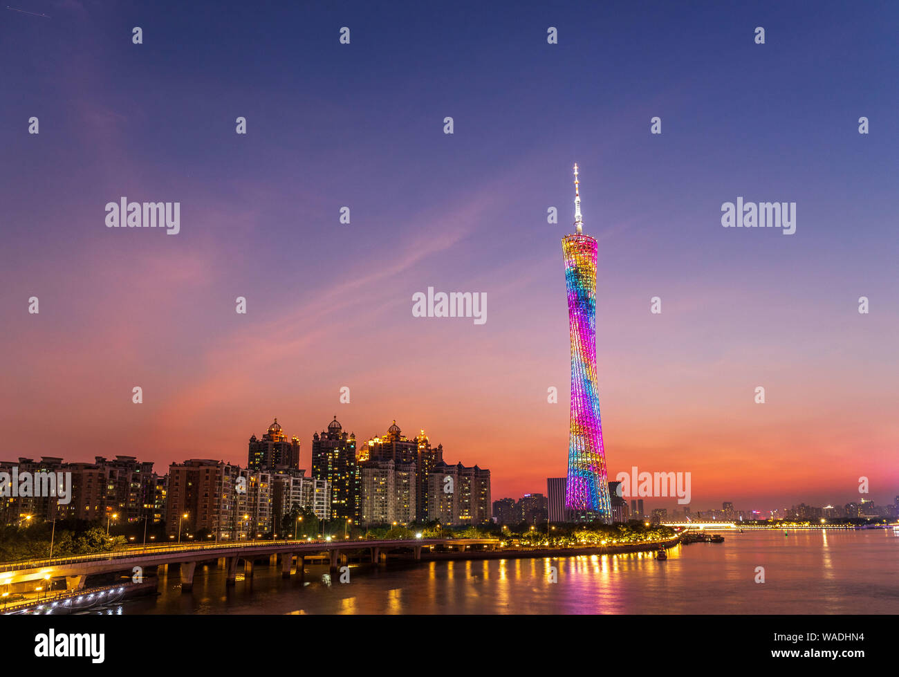 ---- Den Pearl River New Town mit dem Kanton Turm und andere Hochhäuser werden durch bunte Lichter in der Stadt Guangzhou, Südchina Stockfoto