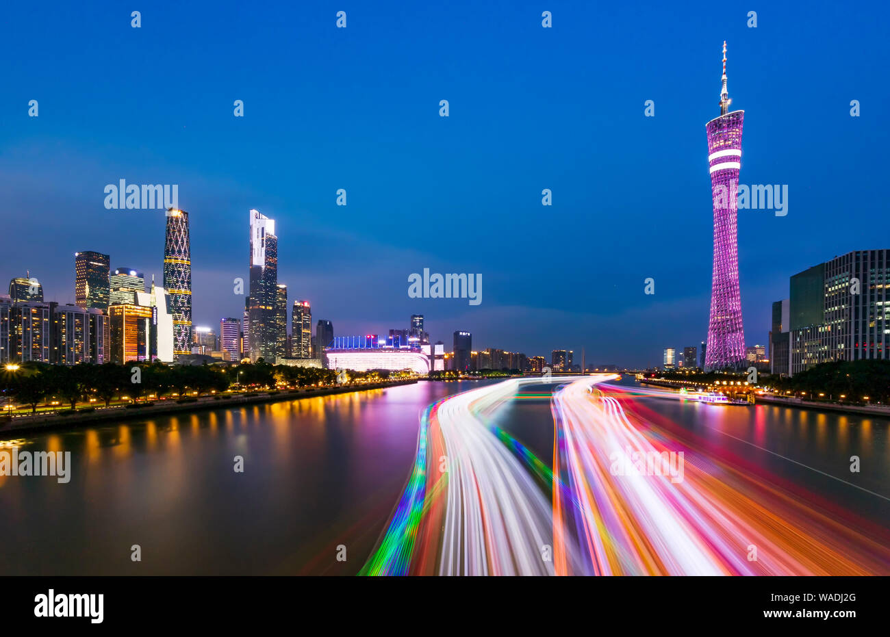 ---- Den Pearl River New Town mit dem Kanton Turm und andere Hochhäuser werden durch bunte Lichter in der Stadt Guangzhou, Südchina Stockfoto