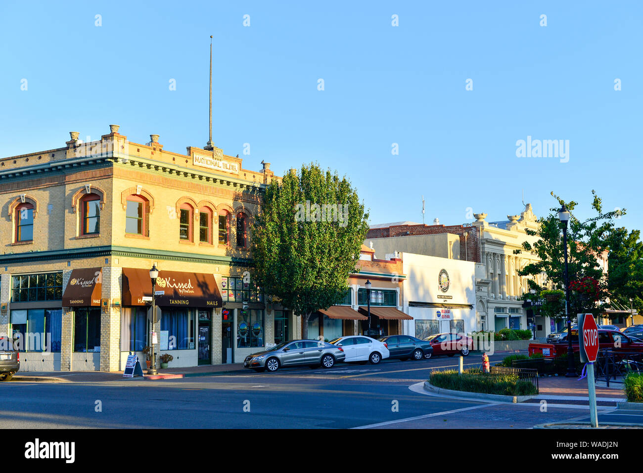 Nationale Gebäude an der Ecke der Railroad Avenue und 3. Straße, mit dem Kalifornien Theater im Hintergrund. Altstadt Pittsburg, Kalifornien Stockfoto