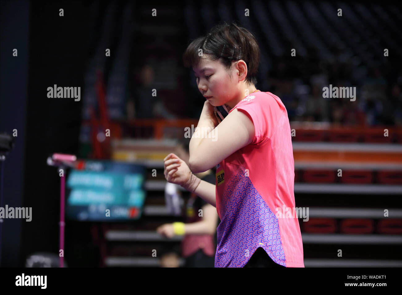 Er Zhuojia China reagiert, als er gegen Ding Ning China in der ersten Runde der Frauen Singles konkurriert während der SHINHAN BANK Korea Open in der Stockfoto