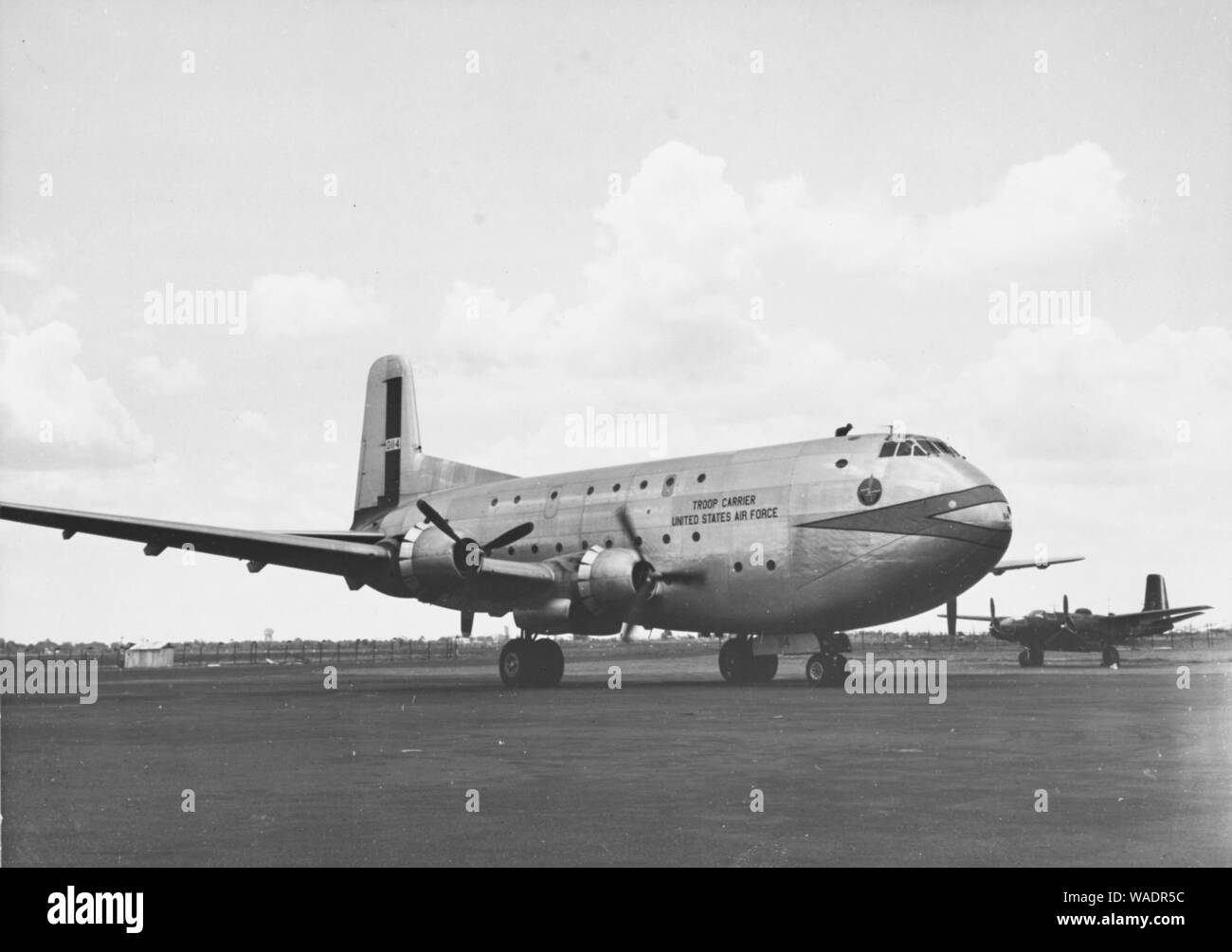 Douglas C-124 Globemaster II kommt mit französischen Truppen am Flughafen Tan Son Nhut am 13. Mai 1954 (NH 74152). Stockfoto