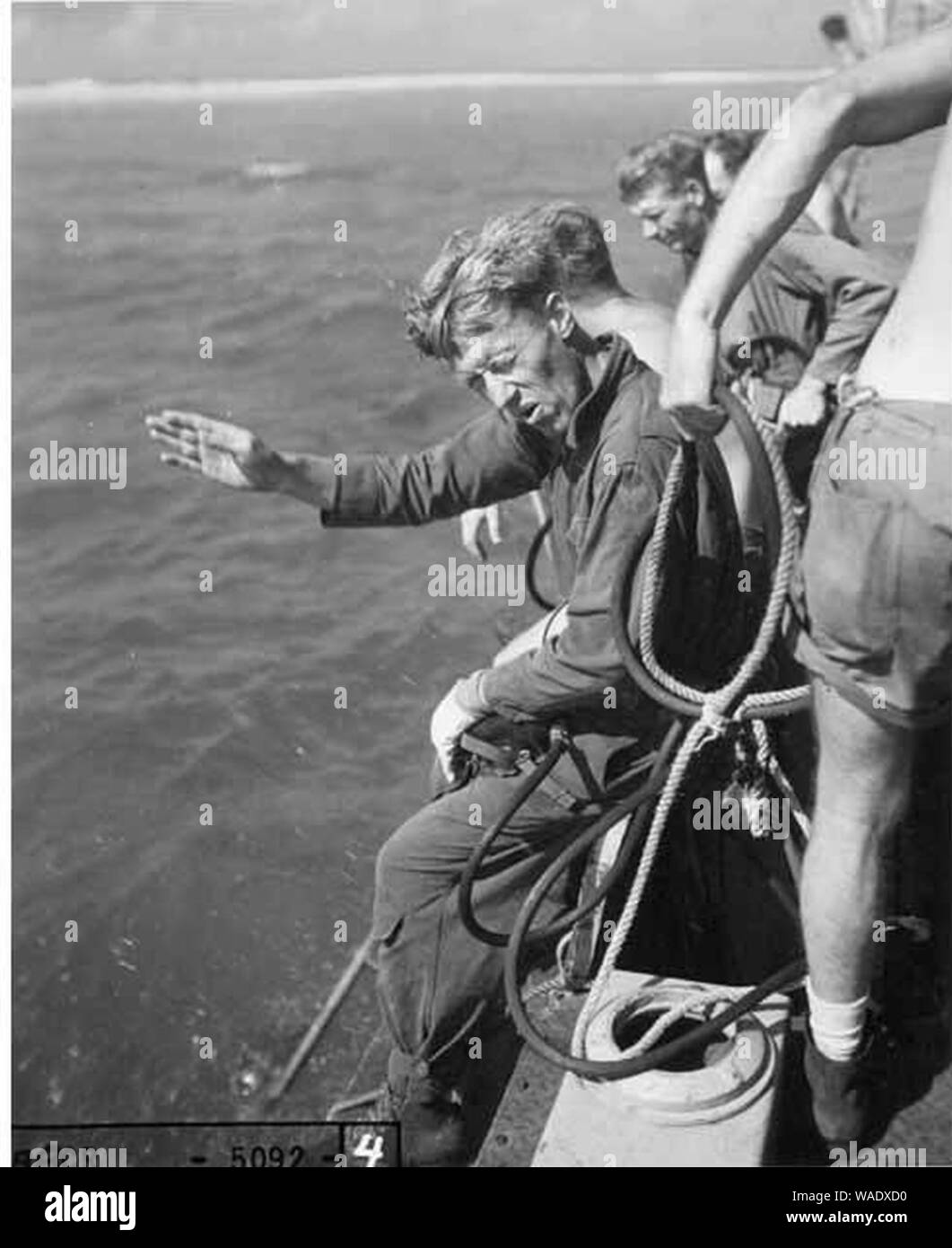 Dr. Arthur D Welander, zum Tauchen bereit und Laien Gift auf eine Koralle Kopf Bikini Atoll Sommer 1947 Stockfoto