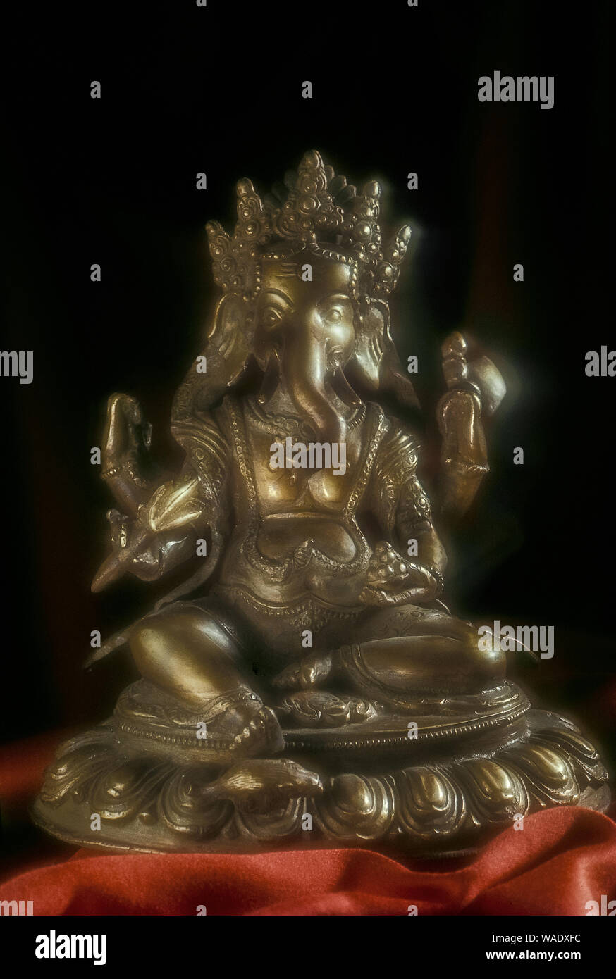 29 Apr 2011 Vintage aus massivem Messing Bronze hinduistischen Nepali Gott Lord Ganesh Statue studio Look schuss Kalyan Maharashtra Indien ￼￼ Stockfoto